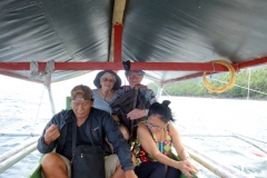 Väktaren på Napo Beach Resort och Emy (ägaren av Napo Beach Resort) framför det amerikanska paret Sue och John.