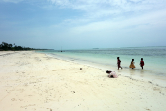 Lekande barn på Matemwe Beach, Unguja.