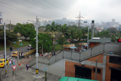 Uppe på bron över till station Poblado, Medellín.