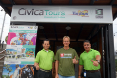 Mario, Stefan och Marios chef utanför Cívica Tours lilla kontor vid station Poblado, Medellín.