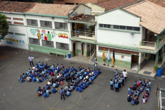 Utsikt över skolgård från station San Javier, slutstation på linje B från San Antonio, Medellín.