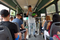 Lokal rappare på bussen från station San Javier upp till kvarteren i Comuna 13 för dagens tour, Comuna 13, Medellín.