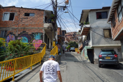 Guiden Flako tar täten upp för den branta backen, Comuna 13, Medellín.