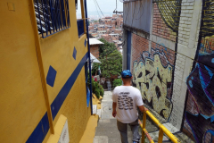 Flako guidar i en trång gränd, Comuna 13, Medellín.