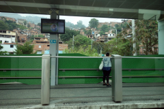 En station någonstans längs spårvagnslinje San Antonio-Oriente (T-A), Medellín.