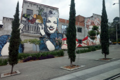 Bostadshus utanför fönstret under färden längs spårvagnslinje San Antonio-Oriente (T-A), Medellín.