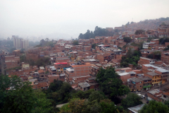 Bostadsområde längs linbanelinje Oriente-Villa Sierra (H),  Medellín.