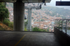 Station Las Torres längs linbanelinje Oriente-Villa Sierra (H),  Medellín.