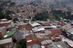 Bostadsområde längs linbanelinje Oriente-Villa Sierra (H),  Medellín.