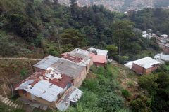 Bostadsområde längs linbanelinje Oriente-Villa Sierra (H),  Medellín.