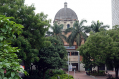 Del av Iglesia de San Antonio från Parque San Antonio, Medellín.