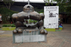Den söndersprängda Fernando Botero-skulpturen,  Parque San Antonio, Medellín.