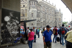 Gruvarbetare med Palace of Culture Rafael Uribe Uribe i bakgrunden, Medellín.