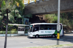 När jag anlände till Medellín hoppade jag av vid busshållplatsen på bilden.