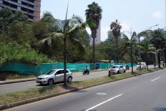 På väg ut ur centrala Medellín mot José María Córdova International Airport.