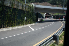 Nära en av de nya tunnlarna längs vägen mot José María Córdova International Airport, Medellín.