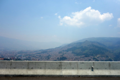Längs den nya vägen mot flygplatsen är utsikten över Medellín magnifik.