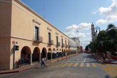 Calle 61 i ostlig riktning med en del av Catedral de Mérida och Plaza Grande till höger i bild, Mérida.