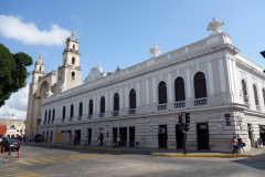 Catedral de Mérida  till vänster och Museo de Arte Contemporáneo till höger i bild, Mérida.