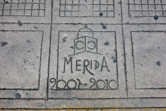 Gatsten på trottoaren utanför mitt hotell,  Mérida.