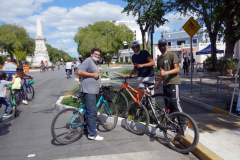 Tre lokala grabbar som ville snacka lite, Paseo de Montejo, Mérida.