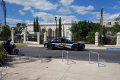 Polisbil vid Monument to the Fatherland, Paseo de Montejo, Mérida.