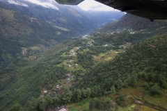 Vy över Khumbu-dalen nära Lukla från Summit Air flight SMA401 mellan Katmandu och Lukla.