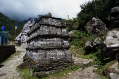 Sten med tibetanskt mantra längs leden mellan Lukla och Phakding.