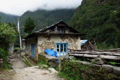 Hus i behov av helrenovering längs leden mellan Phakding och Monjo.