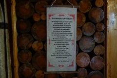 Visdomsord av Dalai Lama på väggen inne på Mount Kailash Lodge, Monjo.