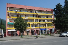 Bostadshus i sovjetisk stil som jag passerade på min promenad ner till Mtskheta.