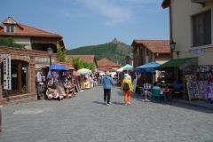 Gatuscen i centrala Mtskheta med Jvari Monastery i bakgrunden.