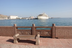Mutrah corniche med sultanens lyxjakt Fulk Al Salamah i bakgrunden, Mutrah.