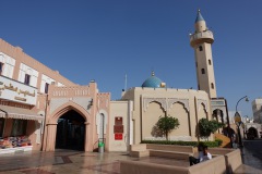 Moské vid en av entréerna till Mutrah Souq, Mutrah.