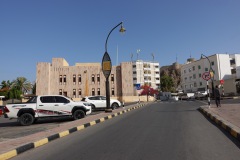 Gatuscen i Mutrah med Mutrah Fort i bakgrunden.