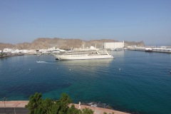 Fulk Al Salamah, sultanens lyxjakt sedd från Mutrah Fort.