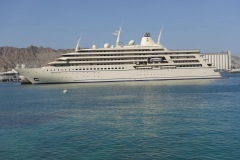 Fulk Al Salamah, sultanens lyxjakt sedd från Mutrah corniche.