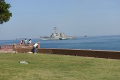 Militärskepp sedd från Mutrah corniche, Mutrah.