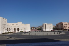 Al Alam Palace längst bort i bild. Foto taget utanför entrén till National Museum of Oman, gamla Muskat.