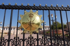 Omans statsvapen på grinden till Al Alam Palace, gamla Muscat.