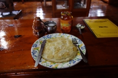 Pannkaka till frukost på Sherpa Lodge, Monjo.