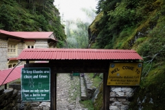 Den första entrén till Sagarmatha National Park, Monjo.