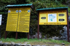 Informationsskyltar vid entrén till Sagarmatha National Park, Monjo.