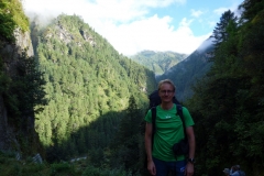 Stefan en bit norr om entrén till Sagarmatha National Park, Monjo.