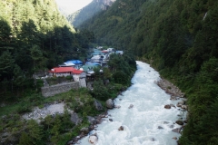 Floden Dudh Kosi forsar fram genom Khumbu-dalen en bit norr om Monjo.