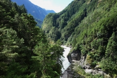 Foto från den höga Edmund Hillary-hängbron över floden Dudh Kosi.