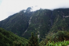 Del av den bergskedja som ligger mittemot Namche Bazaar.
