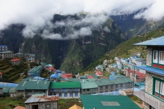 Namche Bazaar vid mitt hotell en bit upp i byn.