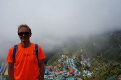Stefan med Namche Bazaar nedanför.
