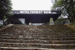 Entrén till Hotel Everest View.